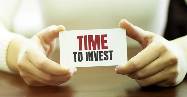 Empresaria Mostrando Tarjeta Con Texto Tiempo Inversión Fondo Blanco Aislado —  Fotos de Stock