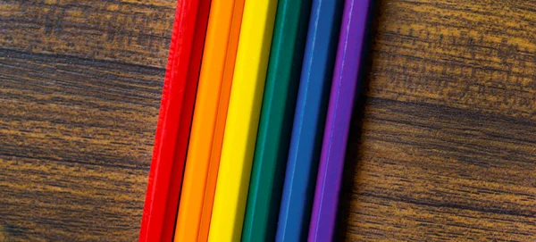 Värillinen Kynä Tai Värikynä Keltaisella Pastellitaustalla Eristettyyn Piirtämiseen Takaisin Kouluun — kuvapankkivalokuva