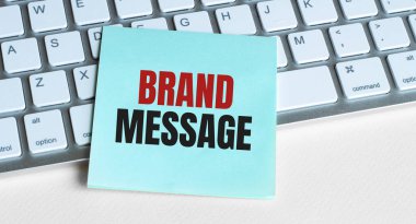 Klavyedeki çıkartma üzerine Brand MESSAGE kelime kavramı