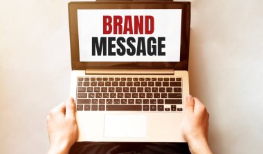 Genç adam dizüstü bilgisayarını kontrol ediyor. Metin Markası Mesajı