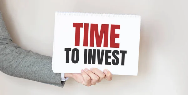 Empresário Segurando Cartão Com Texto Tempo Para Investir — Fotografia de Stock