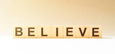 Kelime BELIEVE ahşap yapı taşları ile yapılır