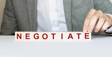 Adam ahşap bloklarla haber yaptı.