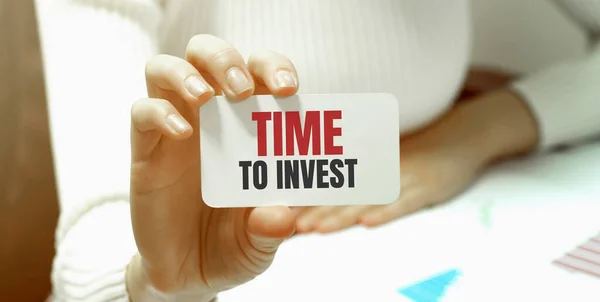 Empresária Segurando Cartão Com Texto Tempo Para Investir Conceito Negócio — Fotografia de Stock