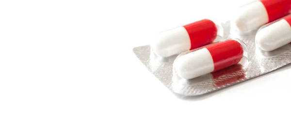 Červené Léčivé Přípravky Bílém Pozadí Tablety Tobolkách Pilulky Baleních — Stock fotografie