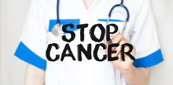 Lekarz Pisze Słowo Stop Cancer Markerem Koncepcja Medyczna — Zdjęcie stockowe