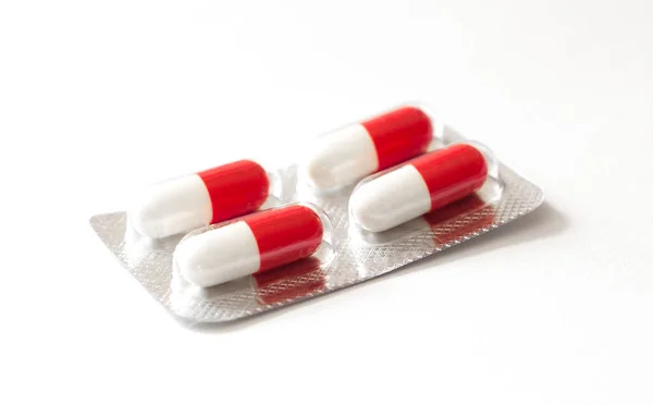 Červené Léčivé Přípravky Bílém Pozadí Tablety Tobolkách Pilulky Baleních — Stock fotografie