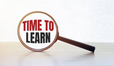 Tahta masadan ders almak için mesaj zamanı olan büyüteç.