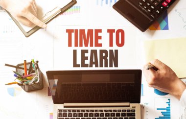 İş adamının elleri ofis aletleri ve mesaj zamanı.