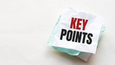 Tahta masaya defter ve kalem, metin için kopyalama alanı, buruşuk sarı kağıt üzerine anahtar yazan kadın el yazısı, iş yeri, beyin fırtınası