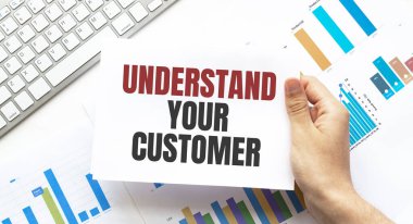 Boş çarşaf, kalem ve buruşuk kağıt toplar gri masada, düz yatıyordu. BİRLİĞİNİ İSTİYOR