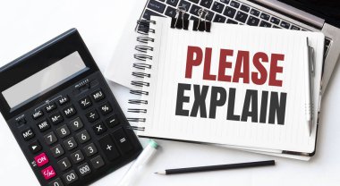 Bilgisayarın klavyesi, hesap makinesi, kalem ve not defteri beyaz arkaplanda lütfen açıklayın