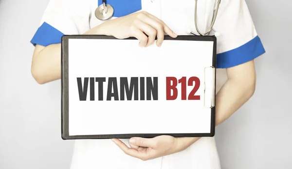 Médico Sosteniendo Una Tarjeta Con Texto Vitamina B12 Concepto Médico —  Fotos de Stock