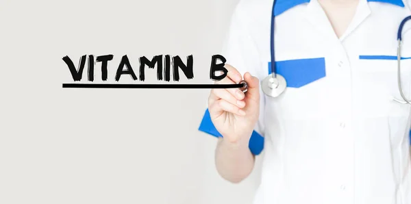 Médico Escribiendo Texto Vitamina Con Marcador Concepto Médico —  Fotos de Stock