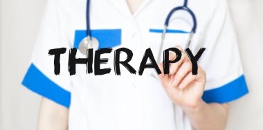 Doktor işaretleyici ve tıbbi konsept ile THERAPY metni yazma