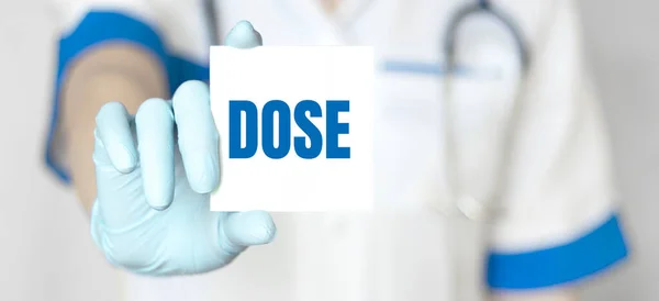 Läkare Som Innehar Kort Med Text Dose Medicinskt Begrepp — Stockfoto