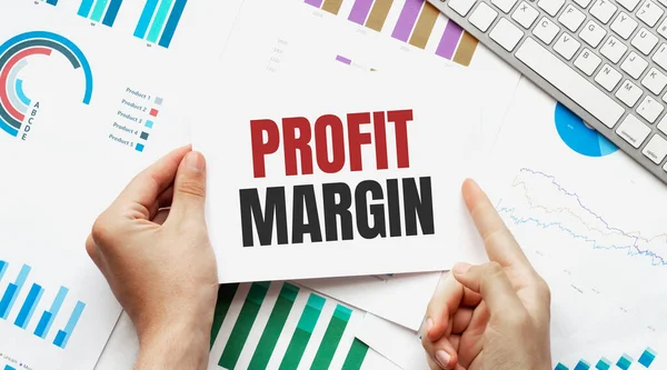 Boş çarşaf, kalem ve buruşuk kağıt toplar gri masada, düz yatıyordu. Kâr Marjinali