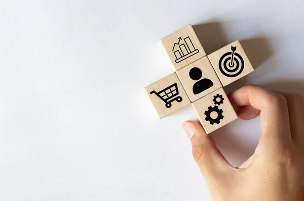 Erhöhung des Verkaufsvolumens macht geschäftlichen Erfolg, Hand hält Holzwürfel mit Symbolziel und Warenkorb-Symbol. — Stockbild Erhöhung Des Verkaufsvolumens Macht Geschäftlichen Erfolg Hand Hält Holzwürfel Mit — Stockfoto