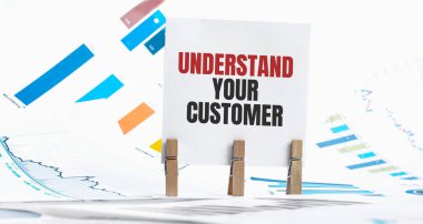 Kağıtlar, zarlar, gözlükler, kalemler, dizüstü bilgisayarlar, mavi ve sarı renkli broşürler, ahşap masa - işletme, bankacılık, finans ve yatırım konsepti