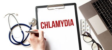 Kağıt tabakta CHLAMYDIA ve doktor eli, tıbbi konsept