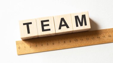 Kelime ekibi ahşap yapı taşlarından yapıldı