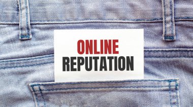 Kotun cebinden sarkan beyaz bir kağıttaki ONLINE yazıları. İş konsepti