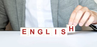 Kelime ENGLISH ahşap yapı taşları ile yapılır