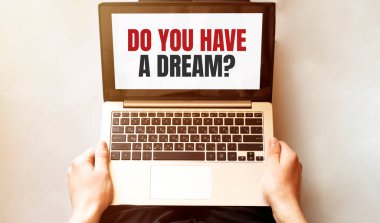 Genç adam dizüstü bilgisayarını kontrol ediyor. Bir rüyanız var mı?