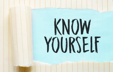 Yırtık beyaz kağıdın arkasında kendini tanıma metni