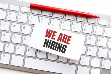 Kiraladığımız kelimeler bilgisayar klavyesinde yırtık kağıda yazılmış.