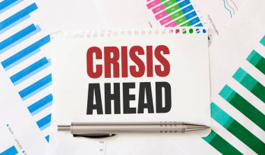 İleride CRISIS mesajı olan kart. Diyagram ve beyaz arkaplan