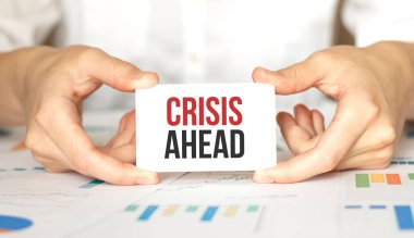 İş kadını elinde CRISIS İKİNCİ Kart tutuyor