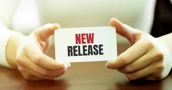 Bir iş kadını elinde yeni bir kartın olduğu bir kart tutuyor.