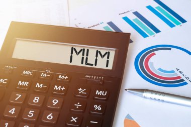 Hesap makinesinde kelime MLM. İş ve finans kavramı.