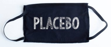 Siyah arkaplanda PLACEBO metni olan tek kullanımlık siyah koruyucu maske.