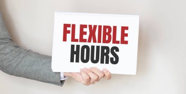 FLEXIBLE SAAT yazılı bir kart tutan işadamı