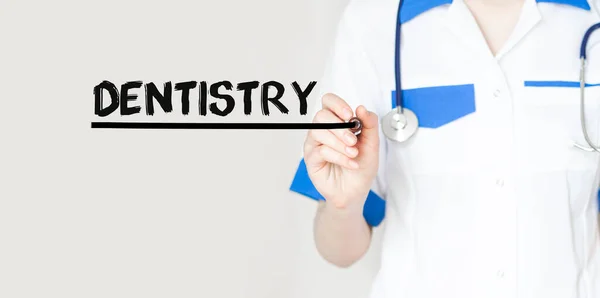 Arzt Schreibt Text Dentistry Mit Marker Medizinisches Konzept — Stockfoto