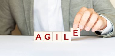 Kelime AGILE ahşap yapı taşları ile yapılır