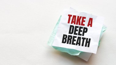 Tahta bir masanın üzerine defter ve kalem, metin için kopyalama alanı, kadın el yazısı buruşuk sarı kağıt üzerinde derin bir nefes al, iş yeri, beyin fırtınası