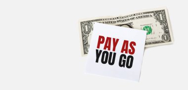 Beyaz arka planda 1 dolarlık banknot ve beyaz not kağıdı var. Mesajlaşırken öde.