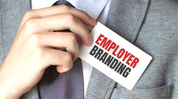 İşadamı elinde metin işvereni damgalı bir kart tutuyor.