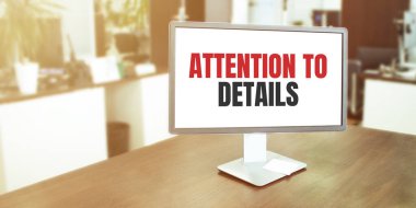 Ekranda DETAILS metin ATTENTION ile modern ofiste monitör