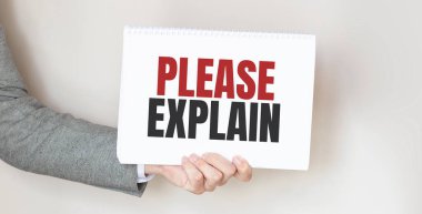 Üzerinde metin olan bir kart tutan bir işadamı. Lütfen açıklayın.