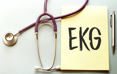 Mor arkaplanda sarı listeli bir steteskop ve EKG metni.