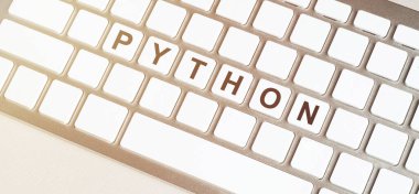 Boşluk çubuğunda PYTHON yazan beyaz klavyenin ayrıntıları. akıllı çalışma kavramı