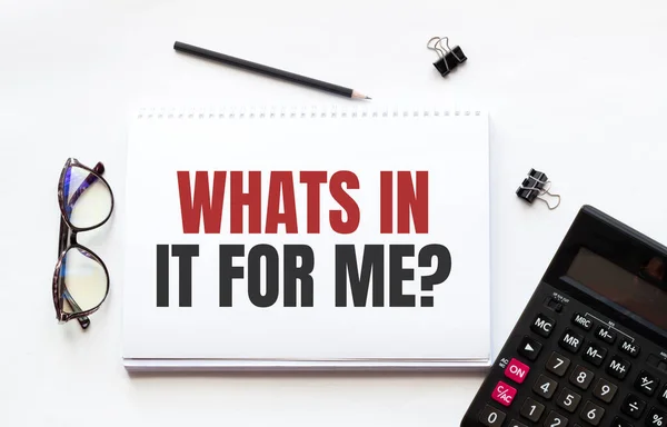 İş konsepti. Notlar, hesap makinesi, gözlük, kalem, kalem ve beyaz arkaplan için beyaz kağıtlar.