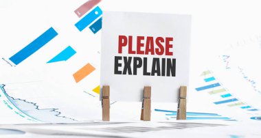 Kâğıt tabaka, zarlar, gözlükler, dizüstü bilgisayarlar, mavi ve sarı broşlu metni ahşap masa - işletme, bankacılık, finans ve yatırım konsepti