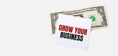 Beyaz arka planda 1 dolarlık banknot ve beyaz not kağıdı var. İŞ MESİNİZİ Oluştur.