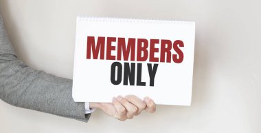 Sadece üyelerin olduğu bir kart tutan bir işadamı