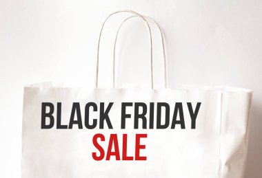 Kara Cuma kağıt torbası. Satış konsepti. İş için. Kara Cuma indirimi